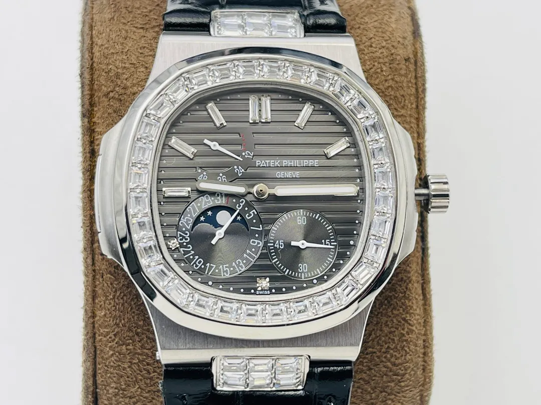 【Top Replica】💰5300! Patek Philippe [PFF Factory2022 Wall Crack Recommendation] The highest version on the market V5 upgraded ultra-thin version [The highest quality version on the market] Patek Philippe Patekphilippe Sports Series (Nautilus) 5724 (Domineering President) upgraded ultra-thin version of the Pearl Tuo, details: 1⃣️All functions are the same as the genuine ones (10-digit kinetic energy display, 7-digit calendar and moon phase 4-digit small second hand), with the same horizontal embossed pattern as the original, with fluorescent scales! 2⃣️Diameter 40 mm, 904L gold-plated stainless steel, sapphire glass mirror. 3⃣️The outer diamonds of models 5722 and 5724 are Swarovski diamonds, which are transparent and shiny, with extraordinary temperament. As close to the original as possible within the current state of the art, this watch is ready for all occasions! PFF Factory’s ingenious work welcomes your appreciation! (Buy now and get a PFF factory-customized version of a business pen for free, so that you can face any challenge calmly with full taste and style)